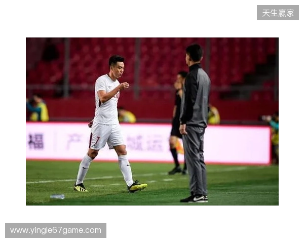 飞踹座椅染红!玉昆官方:门将教练米克尔造成恶劣影响,罚款2万